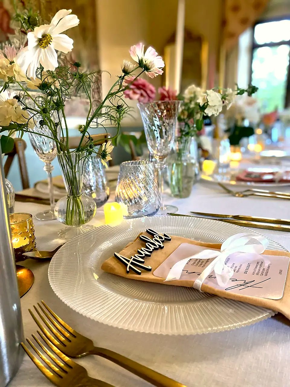 Elegant place setting with personalised name place